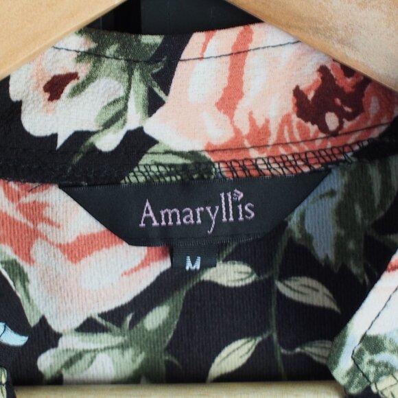 Amaryllis | Sleeveless Floral Blouse - Picture 2 of 4